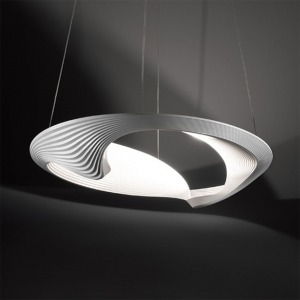 SESTESSA di Cini&Nils, una famiglia di lampade caratterizzate dalla gradinatura e dalla sinuosità della forma. 